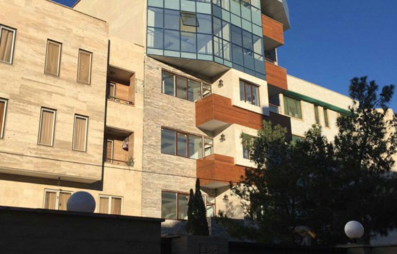 نمای شیشه فریم لس و چوب ترموود پروژه مسکونی کرج