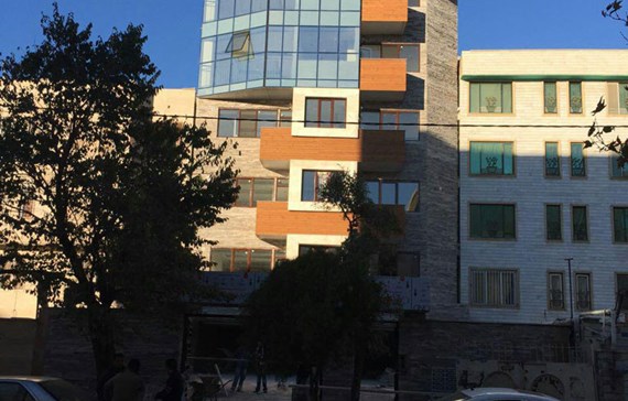 نمای شیشه فریم لس و چوب ترموود پروژه مسکونی کرج