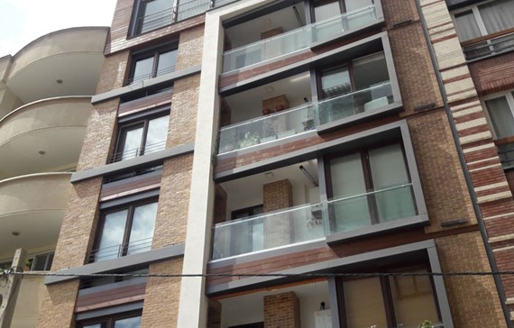 شیشه کرتین وال و چوب ترموود در نمای پروژه دربند