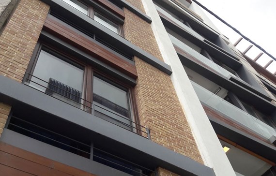 شیشه کرتین وال و چوب ترموود در نمای پروژه دربند