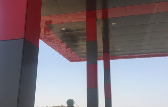 ورق کامپوزیت در نمای پمپ بنزین جاده تهران ساوه