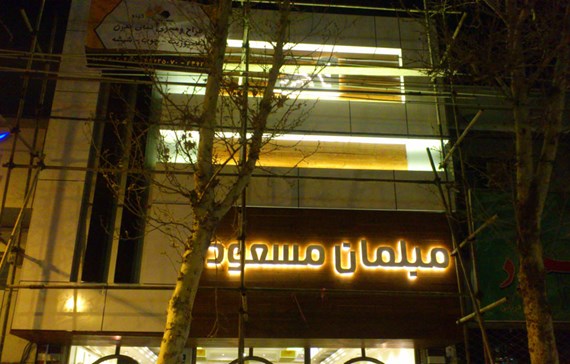 طراحی تابلوی مغازه با چوب ترموود و کامپوزیت