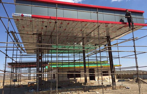 ورق کامپوزیت در نمای پمپ بنزین جاده تهران ساوه