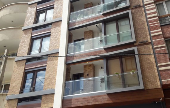 شیشه کرتین وال و چوب ترموود در نمای پروژه دربند