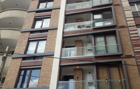 شیشه کرتین وال و چوب ترموود در نمای پروژه دربند